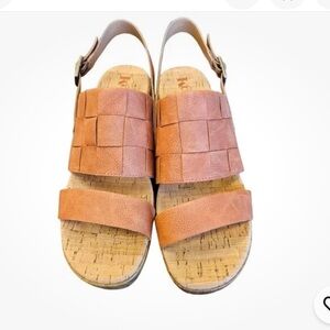 Korks Women's Tan Sandals size 7 M NWOB